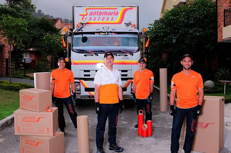 Equipo de trabajo santaMaria trasteos con empaques y camion de carga