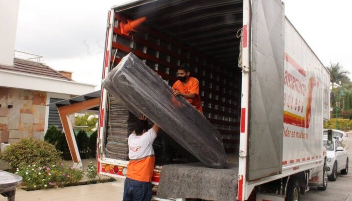 Operarios cargando Camion de mudanzas de SantaMaria Trasteos