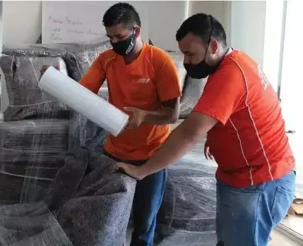 Trabajadores de santaMaria trasteos prestando servicio de embalaje para mudanzas
