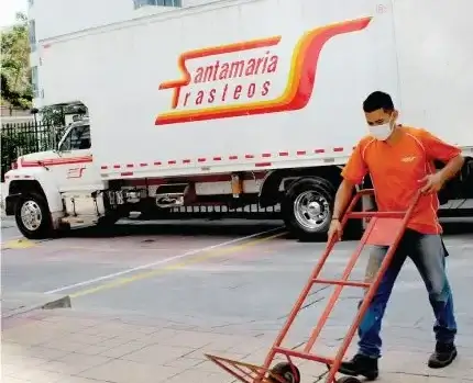 Operario de santaMaria trasteos cargando camion