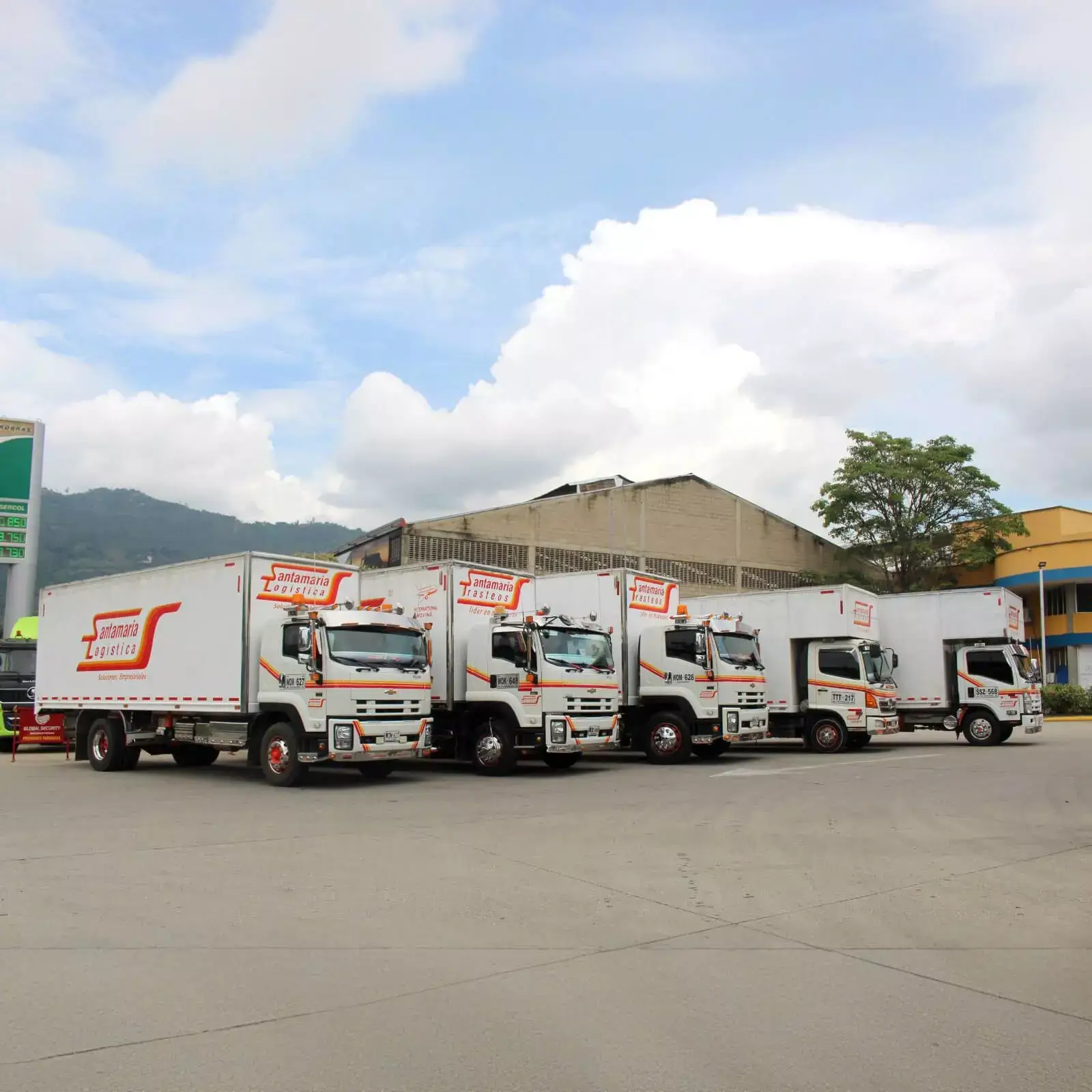 Flota de Camiones de servicios de mudanzas a nivel nacional de SantaMaria Trasteos