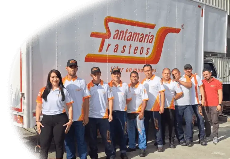 camion y empleados de SantaMaria trasteos, empresa de mudanzas y trasteos a nivel nacional e internacional - sede Pereira