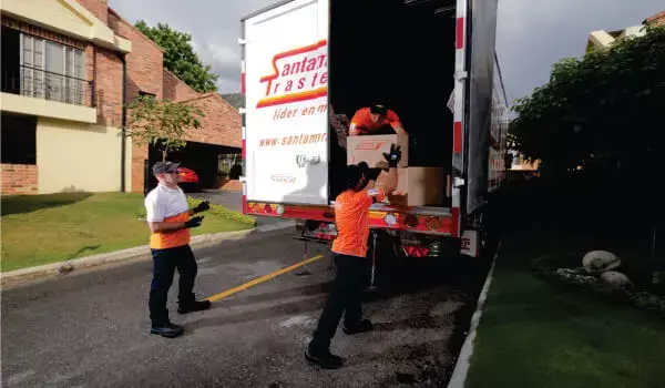 Operarios de santaMaria prestando servicio de cargue de camion para mudanza nacional