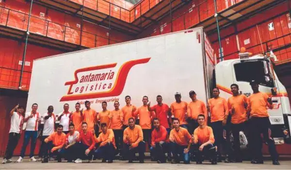 Camion y empleados sede Bogota de SantaMaria trasteos, empresa de mudanzas y trasteos a nivel nacional e internacional