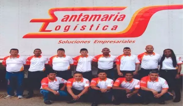 Camion y empleados de Santamaria Trasteos, empresa de mudanzas y trasteos a nivel nacional e internacional - Sede Cali