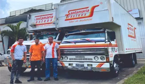 Empleados y camiones de sede Pereira - SantaMaria trasteos, empresa de mudanzas y trasteos a nivel nacional e internacional