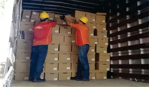 Trabajadores de SantaMaria Trasteos cargando camion con cajas de oficinas del servicio de trasteo empresarial
