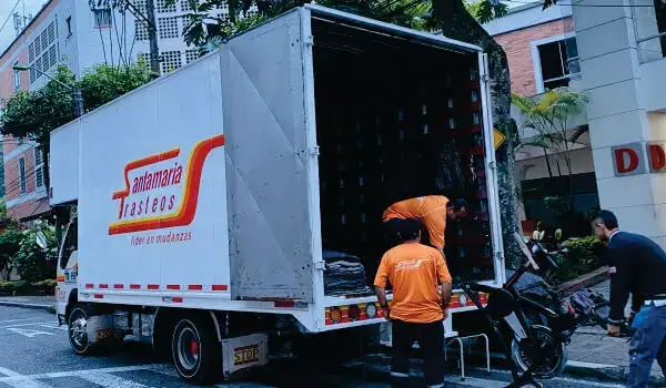 Operarios de SantaMAria trasteos cargando camion para servicio de mudanza nacional