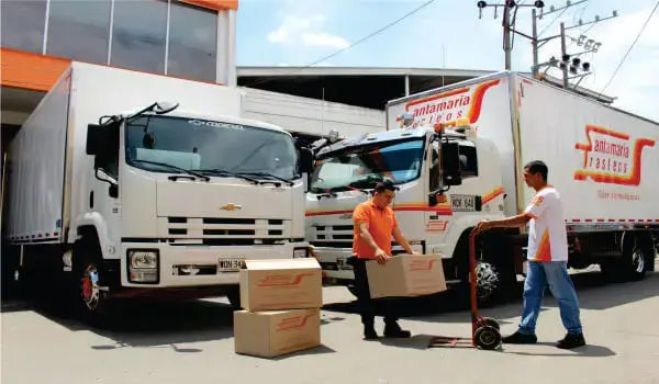 Camiones y trabajadores de santaMaria Trasteos, empresa de mudanzas y trasteos a nivel nacional e internacional