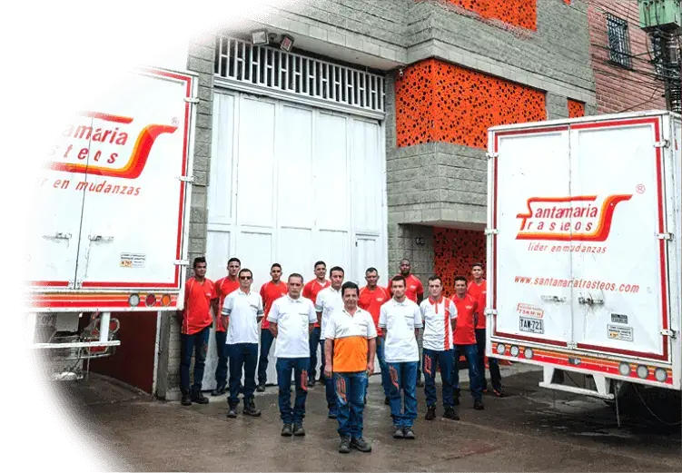 Empleados y camiones en sede Medellín de SantaMaria Trasteos, empresa de mudanzas y trasteos a nivel nacional e internacional