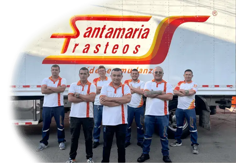Empleados y camion de sede Bucaramanga de SantaMaria trasteos, empresa de mudanzas y trasteos a nivel nacional e internacional
