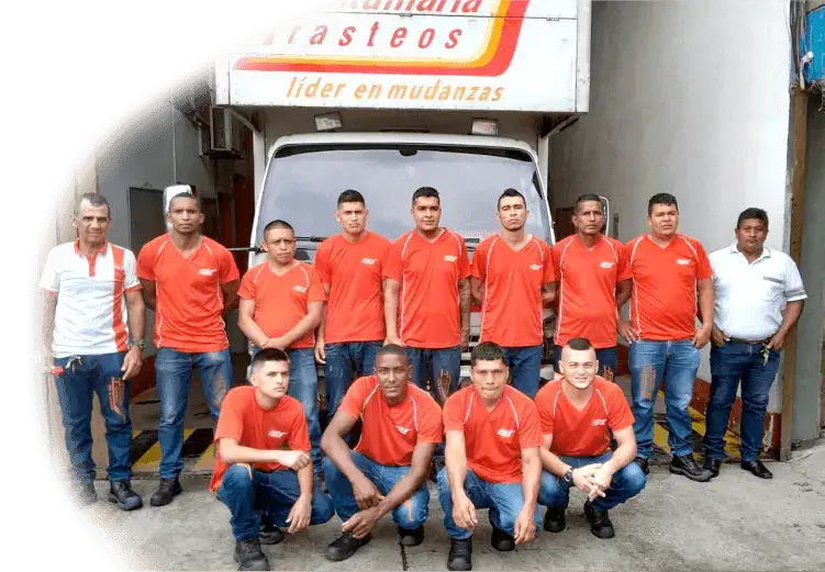 Camion y empleados sede Cali de SantaMaria trasteos, empresa de mudanzas y trasteos a nivel nacional e internacional