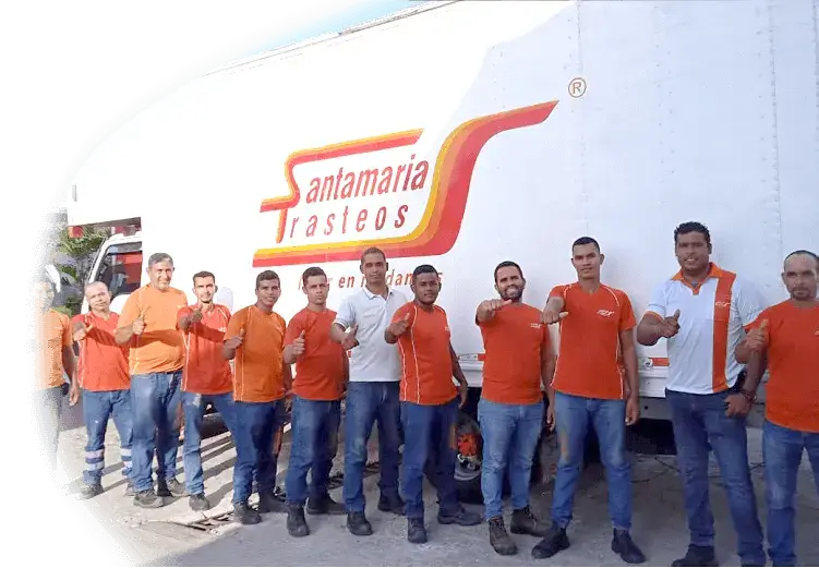 Trabajadores y camion de SantaMaria trasteos, empresa de mudanzas y trasteos a nivel nacional e internacional - Sede Barranquilla