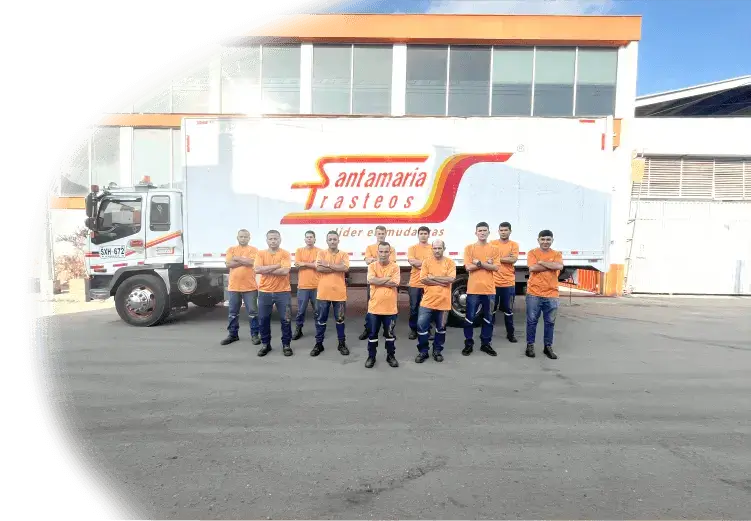 Empleados y camion en sede Bucaramanga de SantaMaria trasteos, empresa de mudanzas y trasteos a nivel nacional e internacional