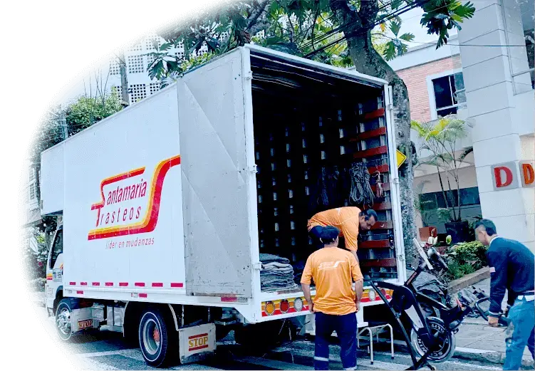 Trabajadores de SantaMaria Trasteos cargando camion de mudanzas