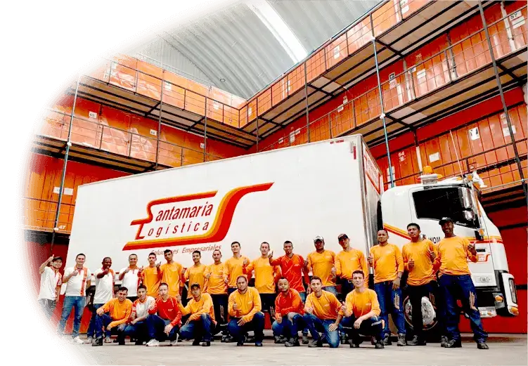 Camion y empleados sede Bogota de SantaMaria trasteos, empresa de mudanzas y trasteos a nivel nacional e internacional