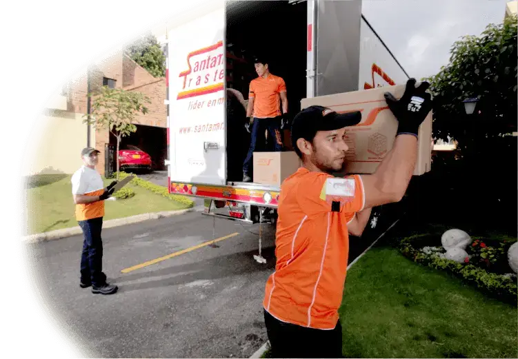 Trabajadores de SantaMaria Trasteos cargando camion con cajas de un trasteo familiar