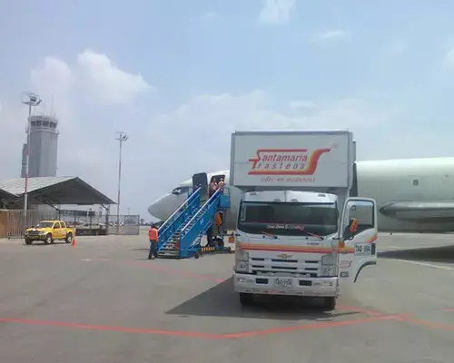 Camion de santaMaria trasteos transportando carga para envios internacionales