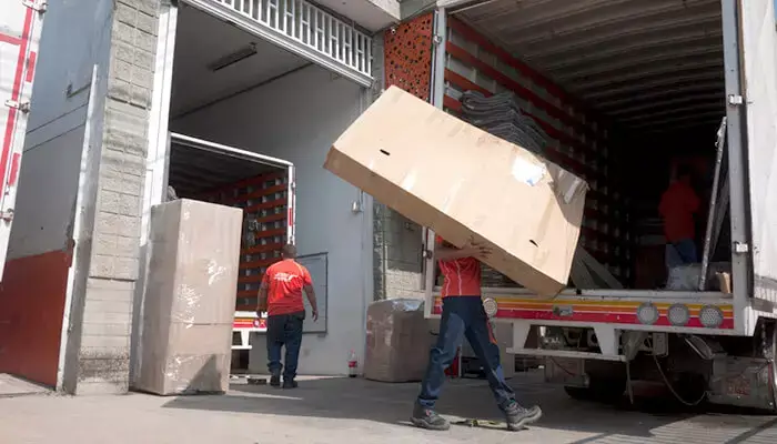Operarios cargando camion de SantaMaria Trasteos