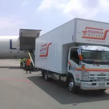 Camiones prestando serivico de carga para mudanzas internacionales